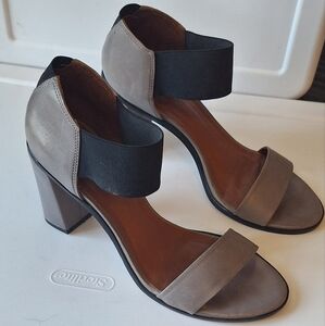 Bernardo Women's Sandals Size 9 gray leather